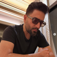 SHEKHAR RAVJIANI WEARING RAWLING SUN IN CRYSTAL BROWN/ LIGHT BROWN