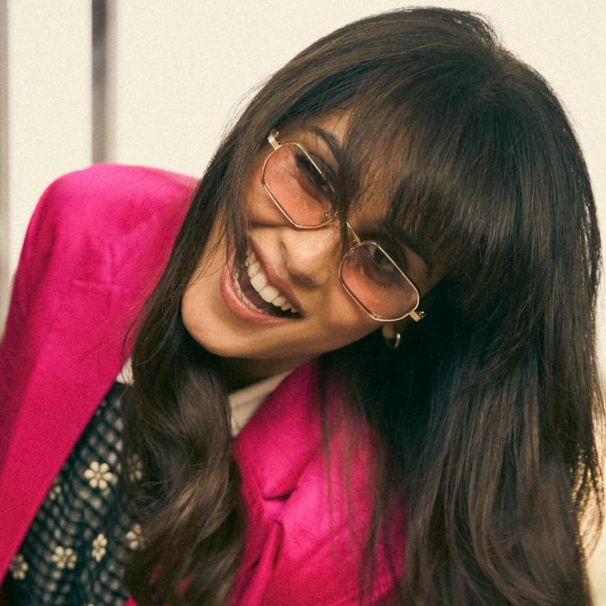 GENELIA DESHMUKH WEARING OLIVIER SUN IN GOLD/LIGHT PINK